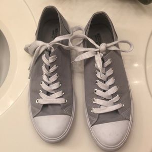 Grey tennis shoes